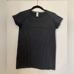 Size youth 14 Ivivva black swiftly fly tech top